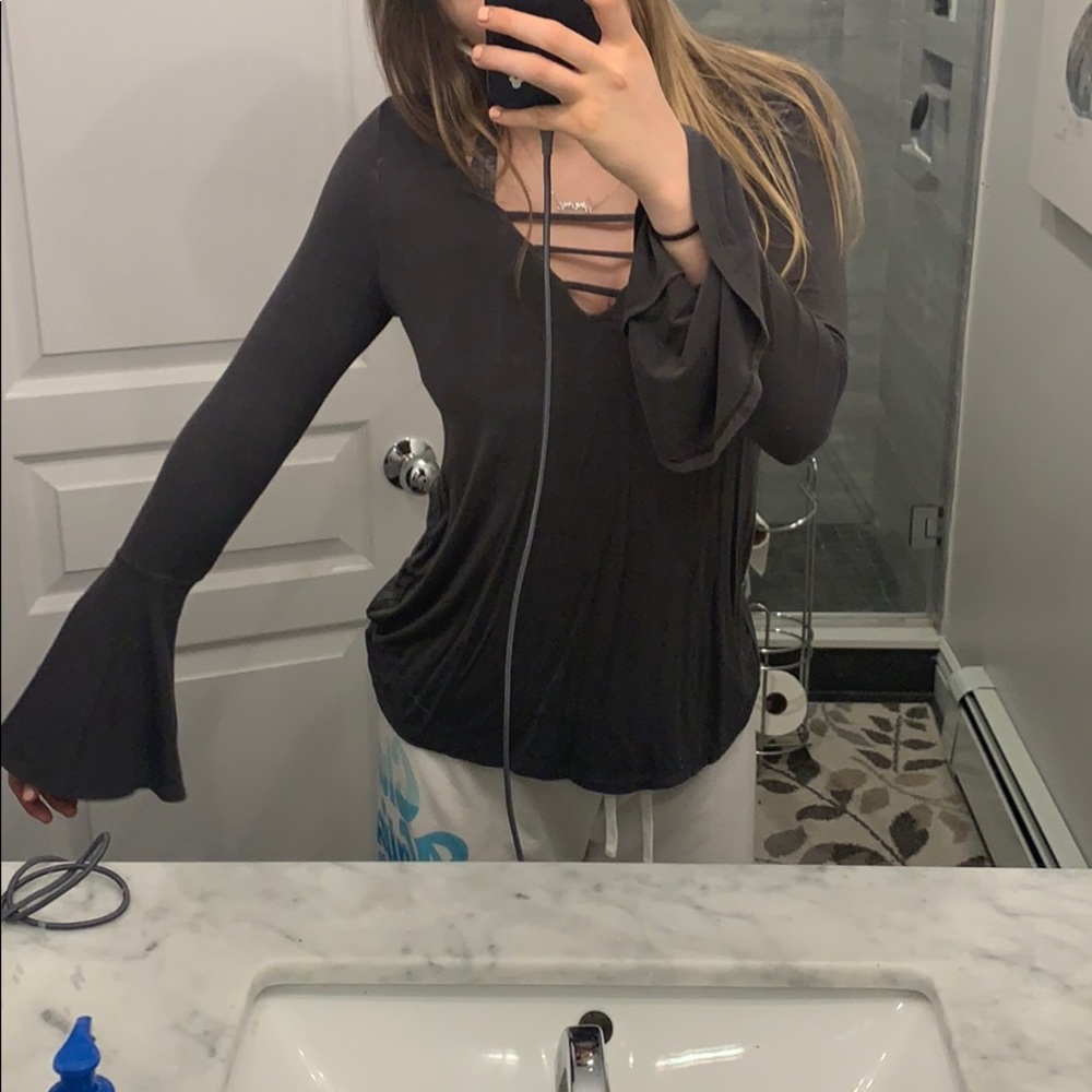 dark grey bell bottom-armed shirt